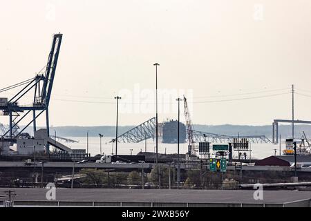 Baltimora, Stati Uniti. 29 marzo 2024. La nave da carico Dali e il relitto del Francis Scott Key Bridge sono visti nel fiume Patapsco, oltre la i-95 e il Dundalk Marine Terminal, venerdì 29 marzo 2024 a Baltimora, MD. (Foto di Wesley Lapointe/Sipa USA) credito: SIPA USA/Alamy Live News Foto Stock