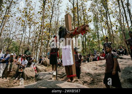 I devoti cristiani partecipano ad un'esibizione per rievocare la crocifissione di Gesù Cristo durante una processione il venerdì Santo, il 29 marzo 2024 a Guwahati, Assam, India. Il venerdì Santo è una festa cristiana che commemora la crocifissione di Gesù Cristo e la sua morte al Calvario. Crediti: David Talukdar/Alamy Live News Foto Stock