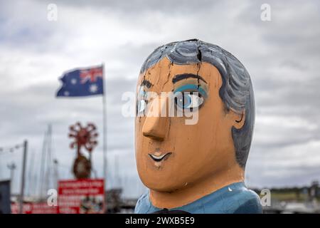 Geelong, Australia - 1 febbraio 2023: I dissuasori della baia di Geelong. La pescatrice sacllop, una statua in legno decorata, dipinta luminosamente e vi sono Foto Stock