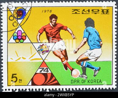 Francobollo cancellato stampato dalla Corea del Nord, che mostra calcio, circa 1976. Foto Stock