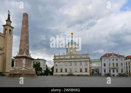 Piazza del mercato Vecchia (Alter Markt) con St Nicholas Church and Town Hall, Potsdam, Germania Foto Stock