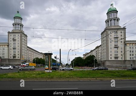 Berlino, Germania - 3 luglio 2023: La Frankfurter Tor (porta di Francoforte), una grande piazza nel quartiere Friedrichshain a Berlino, Germania. Foto Stock