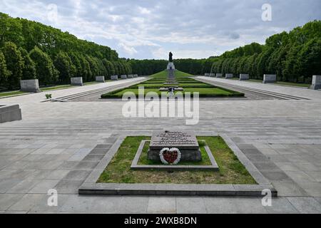 Memoriale di guerra sovietico con un grande soldato dell'Armata Rossa nel Parco Treptower per onorare i soldati che liberarono Berlino dalla dominazione nazista. Foto Stock