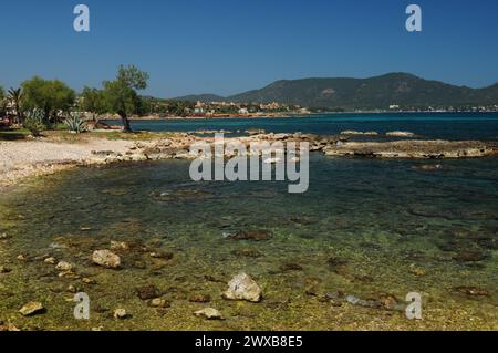 Poco profondo sulla costa di Cala Bona Mallorca in Una meravigliosa giornata di sole primaverili con Un cielo azzurro Foto Stock