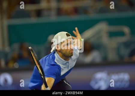 Miami Gardens, Stati Uniti. 28 marzo 2024. MIAMI GARDENS, FLORIDA - MARZO 28: Grigor Dimitrov (Bulgaria) vs Carlos Alcaraz (Spagna) durante il Miami Open Day 2024 presentato da Itaú all'Hard Rock Stadium il 28 marzo 2024 a Miami Gardens, Florida. (Foto di JL/Sipa USA) credito: SIPA USA/Alamy Live News Foto Stock