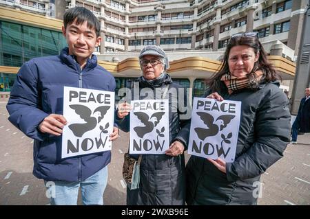 L'Aia, Paesi Bassi. 29 marzo 2024. Manifestanti con manifesti che esprimono la loro opinione, fuori dalla camera dei rappresentanti dell'Aia, durante l'ultimo giorno del digiuno di Pasqua. Da lunedì 25 marzo a venerdì Santo 29 marzo, settimana Santa e settimana prima di Pasqua. La tradizione cristiana del digiuno in alcuni paesi continua ancora; questo accade anche nel mese Santo e nel mese di digiuno del Ramadan. Negli ultimi cinque giorni, il gruppo ha avuto un totale di circa 700 partecipanti, con un membro che ha mantenuto un digiuno di 100 ore, che si è concluso oggi a mezzogiorno Foto Stock