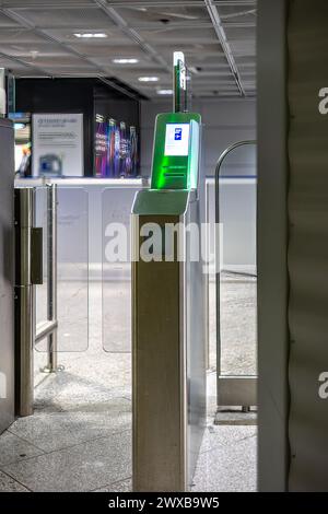 Aeroporto di Francoforte, Germania - 19 febbraio 2024: Vista da un controllo di ingresso self service Foto Stock