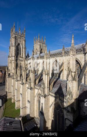 Lato sud della navata con contrafforti volanti, cattedrale di York Minster, Inghilterra Foto Stock