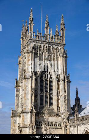 Vista verso West Towers, cattedrale di York Minster, York, Inghilterra Foto Stock