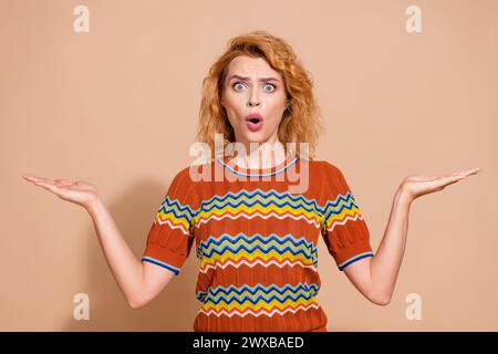 Foto di palmi da t-shirt con ornamento da donna senza parole che mostrano i prodotti in spazi vuoti che fissano isolati su sfondo color pastello Foto Stock