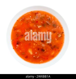 Piatto bianco con zuppa di verdure su sfondo bianco. Vista dall'alto. Isolare i piatti con la zuppa di carne Foto Stock