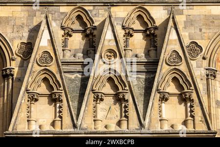 Dettaglio delle nicchie con meridiana sopra il transetto e l'ingresso, cattedrale di York Minster, York, Inghilterra Foto Stock