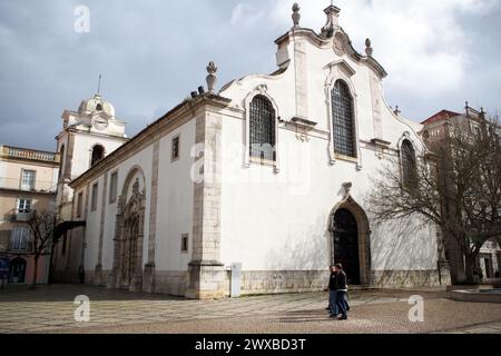 Chiesa di San Giuliano del XVIII secolo, con elementi barocchi, situata in Piazza Bocage nel centro della città, Setubal, Portogallo Foto Stock