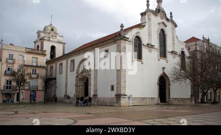 Chiesa di San Giuliano del XVIII secolo, con elementi barocchi, situata in Piazza Bocage nel centro della città, Setubal, Portogallo Foto Stock