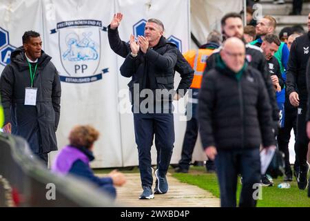 Il manager del Preston Ryan Lowe applaude durante il match per lo Sky Bet Championship tra Preston North End e Rotherham United a Deepdale, Preston, venerdì 29 marzo 2024. (Foto: Mike Morese | mi News) crediti: MI News & Sport /Alamy Live News Foto Stock