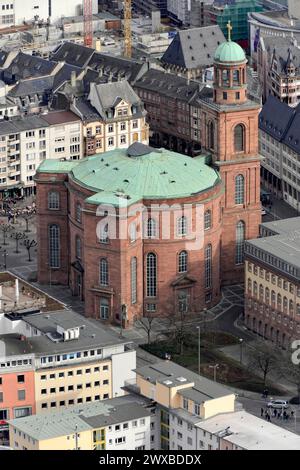 Vista dalla torre principale, Una grande chiesa, Roemer, con un tetto rotondo nel centro di una piazza della città, Francoforte sul meno, Assia, Germania Foto Stock