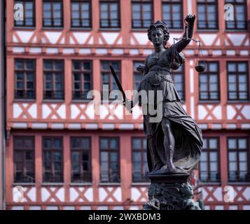 Justitia, dea romana della giustizia, con scale ma senza benda, di fronte alla casa a graticcio a Roemerberg, città vecchia, Francoforte sul meno Foto Stock