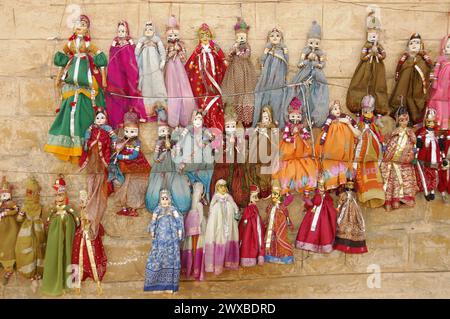 Burattini, vendita a Jaisalmer Fort, Rajasthan, muro con burattini colorati appesi in abito tradizionale, Rajasthan, India settentrionale, India Foto Stock