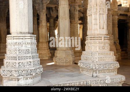 Dettagli, Tempio di Ranakpur, Ranakpur, Rajasthan, Vista dettagliata dei pilastri riccamente scolpiti in un tempio giainiano, Rajasthan, India del Nord, India Foto Stock