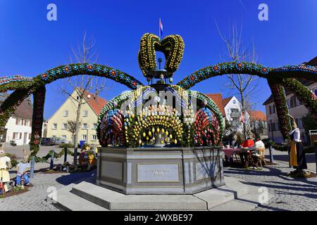 Fontana di Pasqua decorata in modo tradizionale con uova colorate in un villaggio, fontana di Pasqua, Schechingen, Baden-Wuerttemberg, Germania Foto Stock