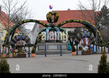 Una fontana di Pasqua decorata in modo tradizionale con uova colorate su una piazza del villaggio, Fontana di Pasqua, Schechingen, Baden-Wuerttemberg, Germania Foto Stock