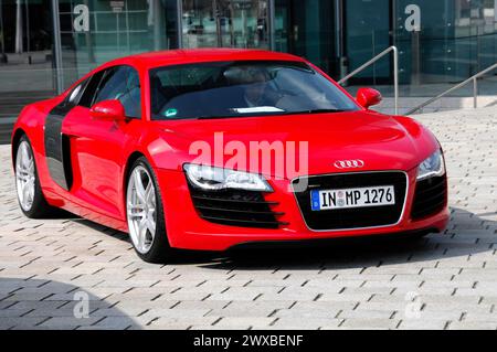 Vista frontale di un'Audi R8 rossa su una superficie pavimentata, Museum mobile, Audi Museum, Audi, Ingolstadt, Baviera, Germania Foto Stock