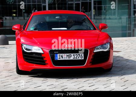 Primo piano della parte anteriore di un'auto sportiva rossa Audi R8, Museum mobile, Audi Museum, Audi, Ingolstadt, Baviera, Germania Foto Stock