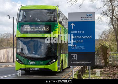 Un autobus che passa il cartello presso il nuovo ospedale NHS, Heatherwood Hospital di Ascot, Berkshire, Inghilterra, Regno Unito, aperto nel 2022 Foto Stock