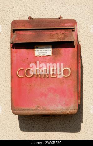 Vecchia cassetta delle lettere arrugginita con la scritta "CORREIO" su un muro, Porto, Portogallo settentrionale, Portogallo Foto Stock