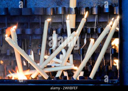 Basilica di nostra Signora del Rosario, Basilica del Rosario, Chiesa del pellegrinaggio, Santuario de Fatima, Santuario di Fatima, Fatima, Ourem, Santarem, Burning Foto Stock