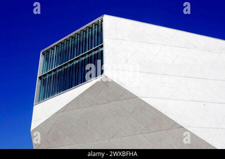 Casa da musica, vista parziale, apertura 2005, sala concerti municipale, Porto, dettagli astratti di un moderno edificio bianco con una grande finestra e un Foto Stock