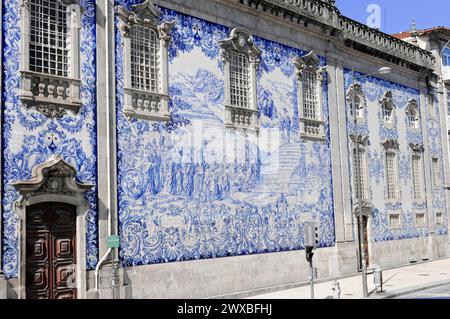 Vista dettagliata della facciata della chiesa con piastrelle blu azulejo, Porto, Portogallo settentrionale, Portogallo Foto Stock