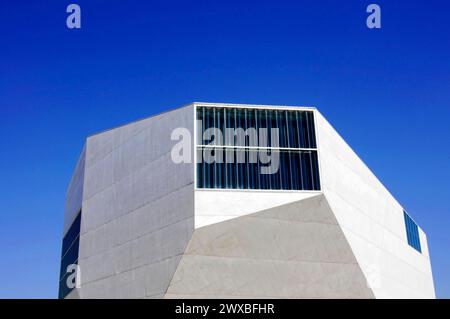 Casa da musica, vista parziale, apertura 2005, sala concerti municipale, Porto, dettagli geometrici di un edificio moderno di fronte a un cielo blu profondo, Porto Foto Stock