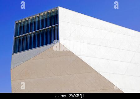 Casa da musica, vista parziale, apertura 2005, sala concerti municipale, Porto, vista dettagliata di un edificio moderno a Porto con una suggestiva geometria Foto Stock