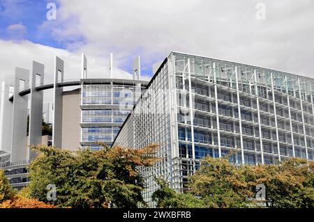 Parlamento europeo, Parlamento europeo a Strasburgo, moderno edificio del Parlamento europeo con elementi in vetro e cemento, Strasburgo, Alsazia, Francia Foto Stock