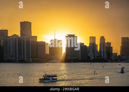 Miami, Florida, Stati Uniti - 29 luglio 2023: Sole al piano terra dietro Biscayne blvd 5 di 6, proprio al centro, alti edifici moderni formano la linea dietro Bayfront pa Foto Stock