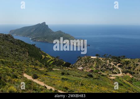 Vista dal monastero di la Trapa a Maiorca all'isola sa Dragonera in Una meravigliosa giornata di Primavera soleggiata con Un cielo azzurro Foto Stock