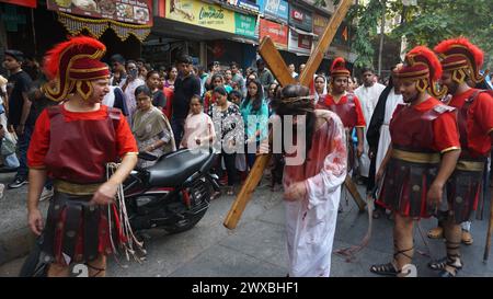 India. 28 marzo 2024. THANE, INDIA - MARZO 29: I devoti partecipano ad una rievocazione della crocifissione di Gesù Cristo in occasione del venerdì Santo a thane organizzata dalla chiesa di San Battista il 29 marzo 2024 a Thane, India. Il venerdì Santo è una commemorazione della crocifissione di Gesù Cristo e della sua morte al Calvario. ( Foto di Praful Gangurde/Hindustan Times/Sipa USA) credito: SIPA USA/Alamy Live News Foto Stock