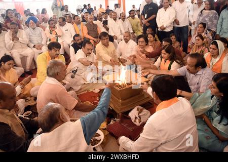 Nuova Delhi, India. 29 marzo 2024. NUOVA DELHI, INDIA - MARZO 29: Delhi BJP Loksabha Election Incharge O.P. Dhankar, Delhi BJP President Virendra Sachdeva e altri eseguono hawan durante l'inaugurazione dell'Ufficio elettorale BJP di Delhi il 29 marzo 2024 a nuova Delhi, India. (Foto di Sanjeev Verma/Hindustan Times/Sipa USA) credito: SIPA USA/Alamy Live News Foto Stock