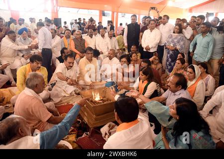 Nuova Delhi, India. 29 marzo 2024. NUOVA DELHI, INDIA - MARZO 29: Delhi BJP Loksabha Election Incharge O.P. Dhankar, Delhi BJP President Virendra Sachdeva e altri eseguono hawan durante l'inaugurazione dell'Ufficio elettorale BJP di Delhi il 29 marzo 2024 a nuova Delhi, India. (Foto di Sanjeev Verma/Hindustan Times/Sipa USA) credito: SIPA USA/Alamy Live News Foto Stock