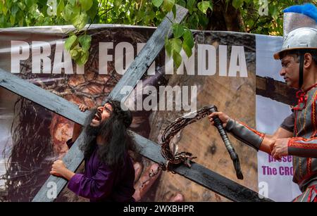 Mumbai, India. 29 marzo 2024. MUMBAI, INDIA - MARZO 29: I devoti cristiani rievocano la crocifissione di Gesù Cristo durante una processione del venerdì Santo a Kalina il 29 marzo 2024 a Mumbai, India. Il venerdì Santo è una commemorazione della crocifissione di Gesù Cristo e della sua morte al Calvario. (Foto di Satish Bate/Hindustan Times/Sipa USA) credito: SIPA USA/Alamy Live News Foto Stock