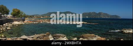 Panorama della costa a Cala Bona Mallorca in Una splendida giornata di sole primaverili con Un cielo azzurro Foto Stock