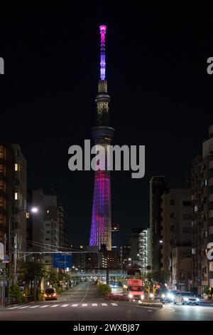 Tokyo Skytree alto 634 metri, torre di osservazione e trasmissione a Sumida illuminata di notte nella città di Tokyo, Giappone Foto Stock