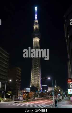 Tokyo Skytree alto 634 metri, torre di osservazione e trasmissione a Sumida illuminata di notte nella città di Tokyo, Giappone Foto Stock