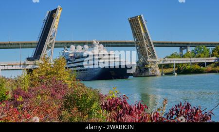 La nave da crociera le Bellot Luxury Cruise viaggia attraverso il ponte sopraelevato Homer Bridge sul Welland Canal a St. Catharines, Ontario, Canada. Foto Stock