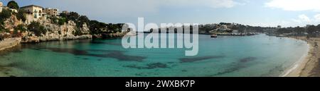 Ampia vista della Baia di Porto Cristo Maiorca in Una meravigliosa giornata di Primavera soleggiata con Un cielo azzurro Foto Stock