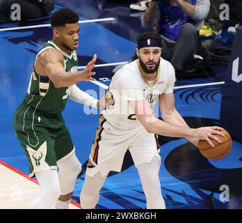 New Orleans, Stati Uniti. 28 marzo 2024. L'attaccante dei New Orleans Pelicans Larry Nance Jr. (22) passa la palla ad un compagno di squadra mentre è sorvegliato dall'attaccante dei Milwaukee Bucks Giannis Antetokounmpo (34) durante una partita della National Basketball Association allo Smoothie King Center di New Orleans, Louisiana, giovedì 28 marzo 2024. (Foto di Peter G. Forest/SipaUSA) credito: SIPA USA/Alamy Live News Foto Stock