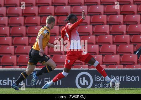 Barnsley, Regno Unito. 29 marzo 2024. Devante Cole di Barnsley rompe con la palla durante la partita di Sky Bet League 1 Barnsley vs Cambridge United a Oakwell, Barnsley, Regno Unito, 29 marzo 2024 (foto di Alfie Cosgrove/News Images) a Barnsley, Regno Unito il 29/3/2024. (Foto di Alfie Cosgrove/News Images/Sipa USA) credito: SIPA USA/Alamy Live News Foto Stock