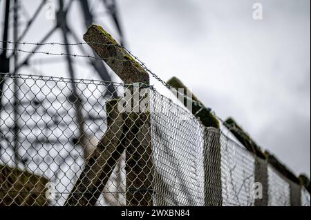 Mobillfunksender auf Sendemast des ehemaligen Warnamtes Meinerzhagen IM Zuge der Auflösung im Jahre 1997 wurde auch das Warnamt Meinerzhagen Märkischer Kreis, Sauerland stillgelegt. Auf dem Anwesen sind mittlerweile Privatfirmen angesiedelt. Der Sendemast wird weiter artgerecht genutzt und beherbergt Richtfunkstrecken und Mobilfunkantennen. DAS Gelände ist noch immer gut gesichert: Aufgrund der Funktion der Warnämter während des Kalten Krieges ist die Liegenschaft ähnlich wie eine Kaserne oder eine Grenzanlage gesichert: MIT Stacheldraht und hohen Zäunen. für Unbefugte ist das Grundstück noch Foto Stock