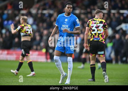 Malik Mothersille (18 Peterborough United) guarda durante la partita Sky Bet League 1 tra Peterborough e Carlisle United a London Road, Peterborough, venerdì 29 marzo 2024. (Foto: Kevin Hodgson | mi News) crediti: MI News & Sport /Alamy Live News Foto Stock